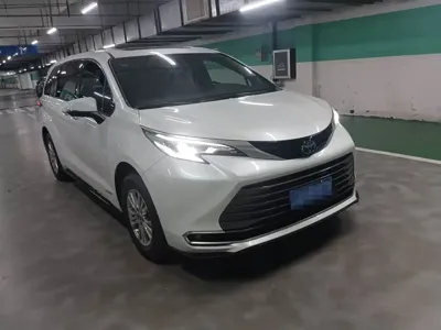 Toyota Sienna 2022, 51200 км, за 233800 CNY