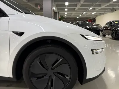 Tesla Model Y 2026, 100 км, за 243800 CNY