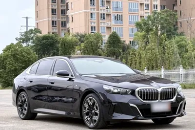 BMW 5 Series 2025, 22100 км, за 325623.93 CNY