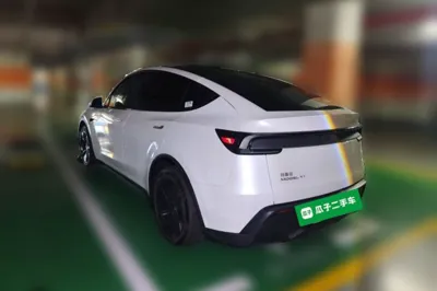 Tesla Model Y 2025, 5100 км, за 292370.78 CNY