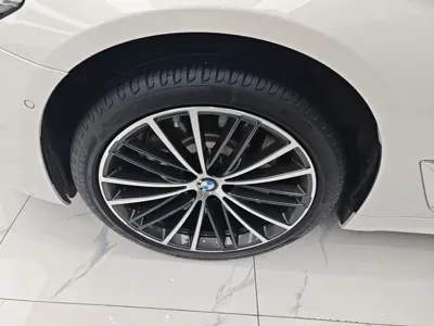 BMW 5 Series 2023, 22100 км, за 300402.26 CNY - фото 8