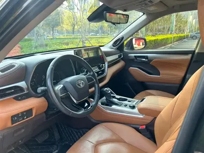 Toyota Highlander 2024, 32000 км, за 216800 CNY