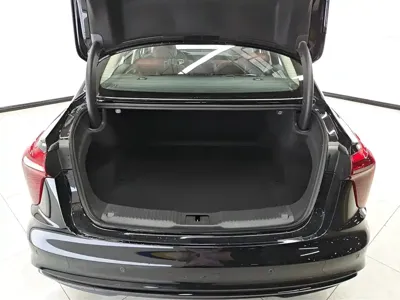 Hongqi Hongqi H5 PHEV 2026, 100 км, за 121800 CNY