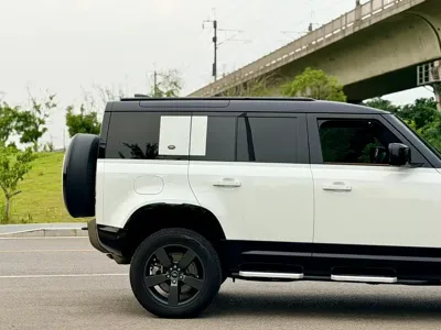 Land Rover Defender 2024, 10000 км, за 658000 CNY