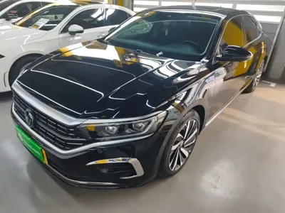 Volkswagen Passat 2023, 60800 км, за 131100 CNY
