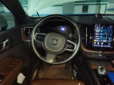 Volvo XC60 2022, 87700 км, за 129000 CNY