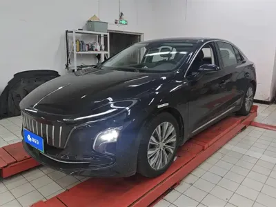 Hongqi Hongqi E-QM5 · 2023 год