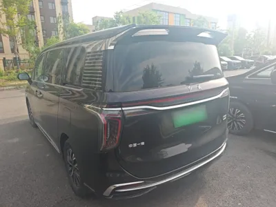 Hongqi HQ9 PHEV 2024, 13600 км, за 228636.1 CNY