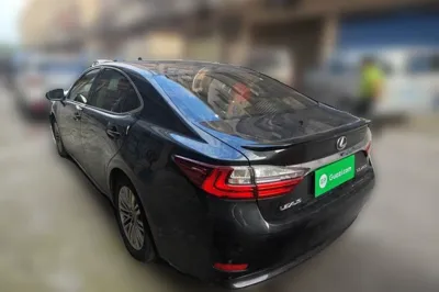 Lexus ES 2015, 123900 км, за 87720.63 CNY