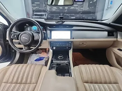 Jaguar XF · 2017 год