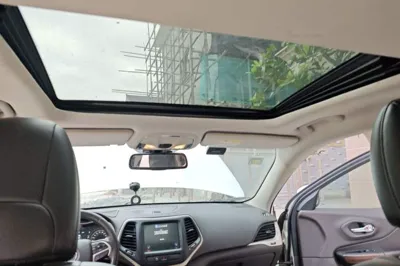 Jeep Cherokee 2017, 132000 км, за 53656.37 CNY - фото 16