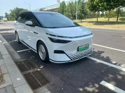 Xpeng X9 2024, 46000 км, за 222800 CNY