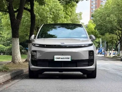 Li Auto Li L6 2024, 27000 км, за 179000 CNY