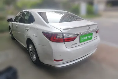 Lexus ES 2015, 81400 км, за 97667.21 CNY