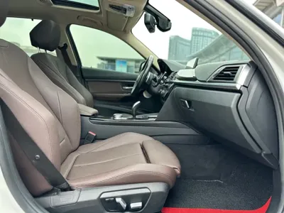 BMW 3 Series 2019, 105000 км, за 96800 CNY