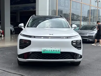 Xpeng G9 · 2023 год