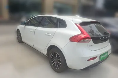 Volvo V40 2017, 92000 км, за 44941.37 CNY