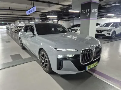 BMW i7 · 2023 год