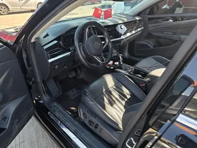 Volkswagen Passat 2022, 100000 км, за 88000 CNY