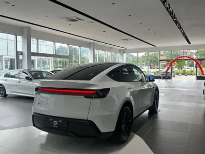 Tesla Model Y 2026, 4800 км, за 228000 CNY