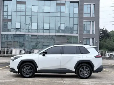 Toyota RAV4 2026, 7000 км, за 176000 CNY