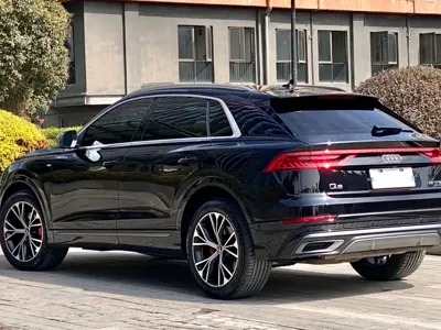 Audi Q8 2021, 100000 км, за 325000 CNY