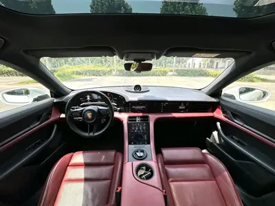 Porsche Taycan 2021, 35000 км, за 340800 CNY
