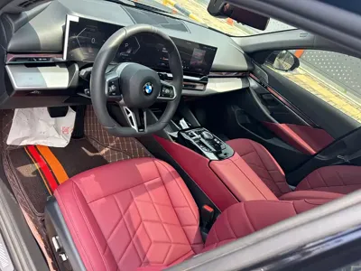 BMW 5 Series 2025, 40000 км, за 272800 CNY