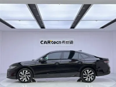 Volkswagen Passat 2025, 9000 км, за 152800 CNY