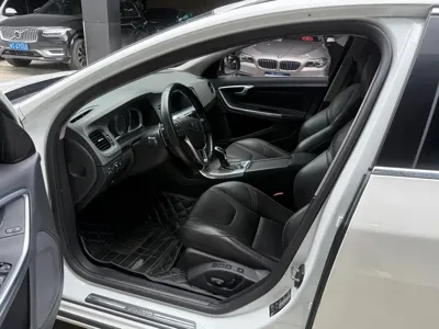 Volvo V60 2016, 53000 км, за 58600 CNY