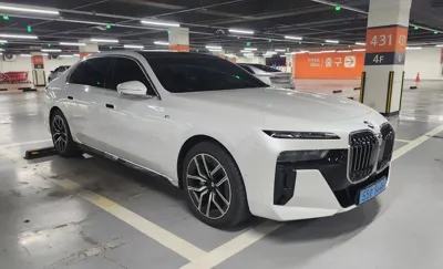 BMW i7 · 2023 год