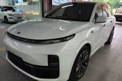 Li Auto L8 · 2025 год