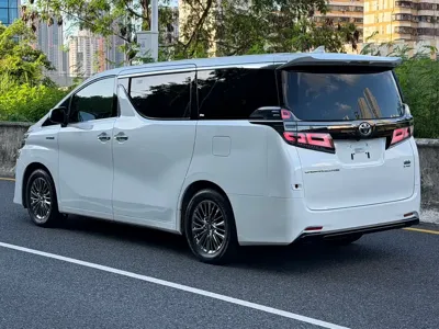 Toyota Vellfire 2023, 110000 км, за 438000 CNY