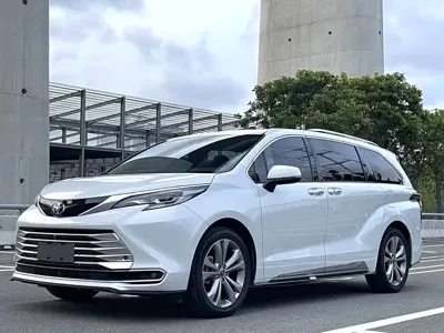 Toyota Sienna · 2024 год