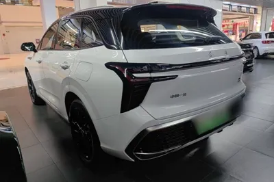 Hongqi HS3 PHEV 2025, 5300 км, за 107693.06 CNY
