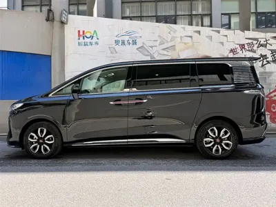 Hongqi Hongqi HQ9 2023, 18000 км, за 165000 CNY