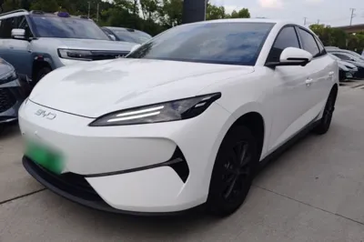BYD e7 · 2025 год