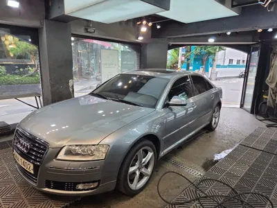 Audi A8 · 2010 год