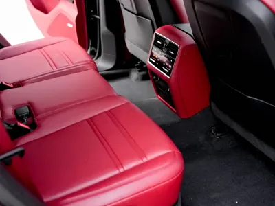 Porsche Cayenne Hybrid 2022, 20000 км, за 456100 CNY - фото 8