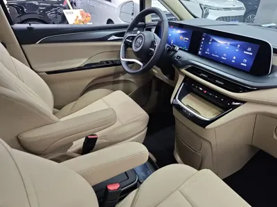 Buick GL8 Hybrid 2025, 6000 км, за 246800 CNY - фото 10