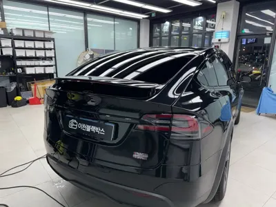 Tesla Model X · 2026 год