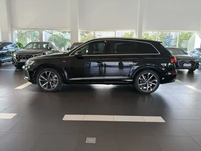 Audi Q7 2023, 43000 км, за 358000 CNY
