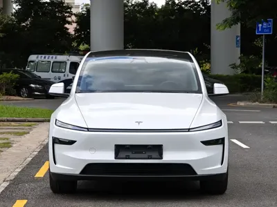 Tesla Model Y 2026, 6000 км, за 259800 CNY