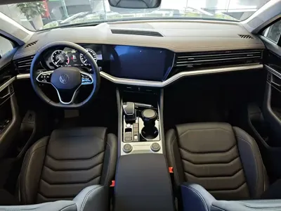 Volkswagen Touareg 2024, 19000 км, за 385000 CNY
