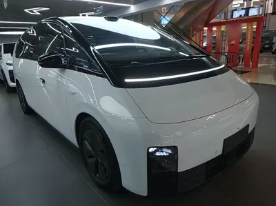 Li Auto MEGA 2025, 2300 км, за 528983.98 CNY