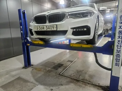 BMW 5-Series · 2017 год