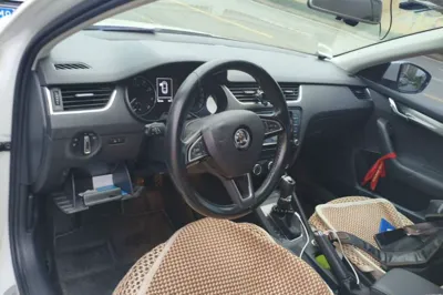Skoda Octavia 2017, 107500 км, за 36453.92 CNY - фото 9