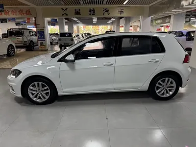Volkswagen Golf 2018, 83000 км, за 43800 CNY