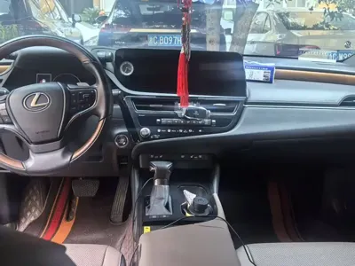 Lexus ES 2023, 51000 км, за 178800 CNY