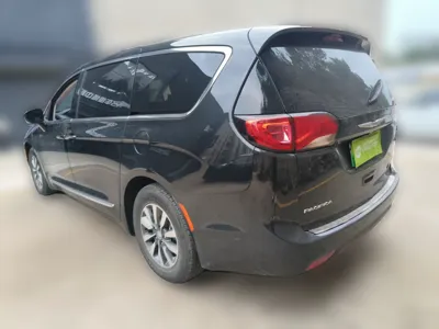 Chrysler Grand Voyager PHEV 2019, 27799 км, за 149208.63 CNY